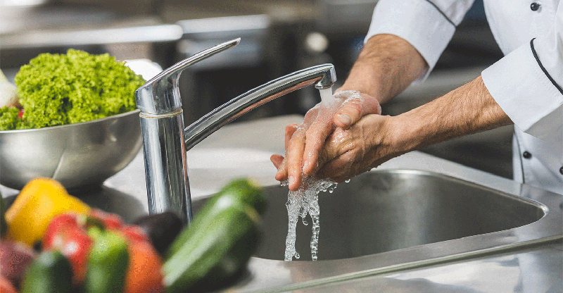 Rửa tay thường xuyên khi làm bếp