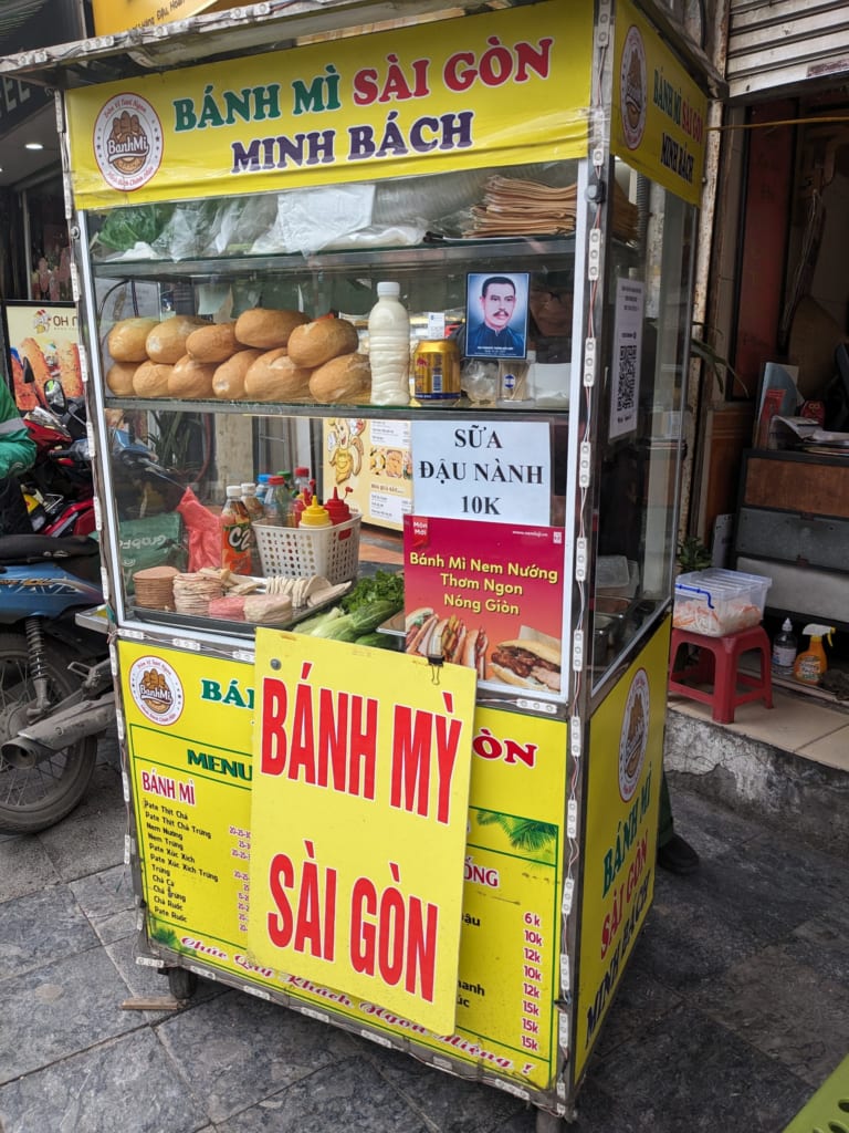 Bánh mì nem nướng thơm ngon tại các xe bánh mì tại Hà Nội